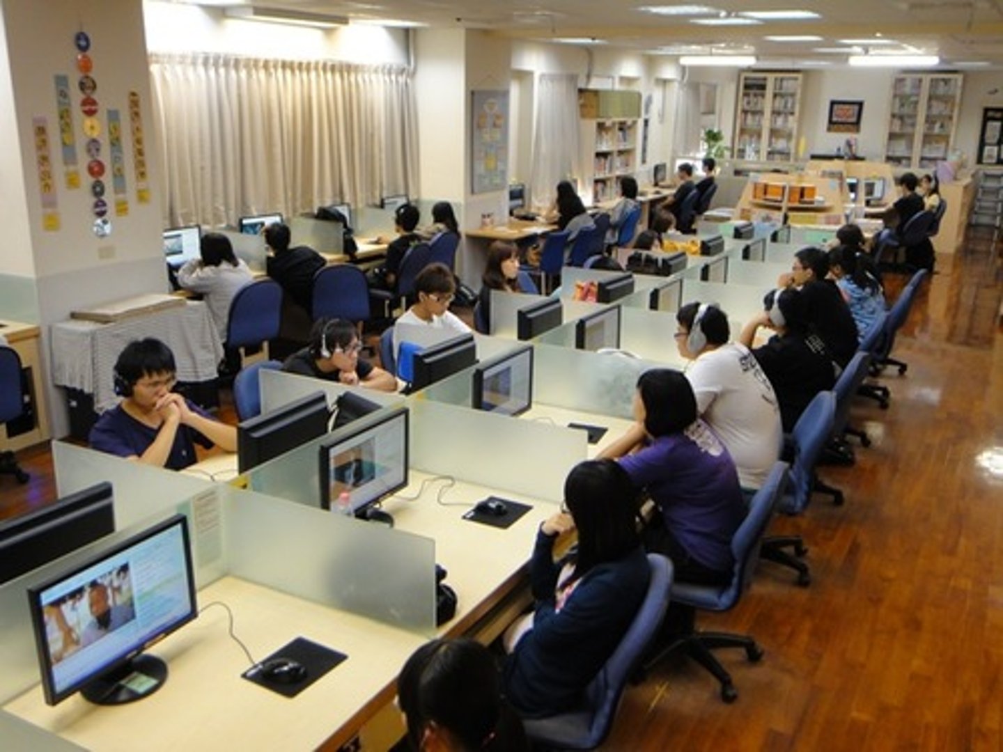 <p>tự tiếp cận với nguồn tài liệu, tự học</p>