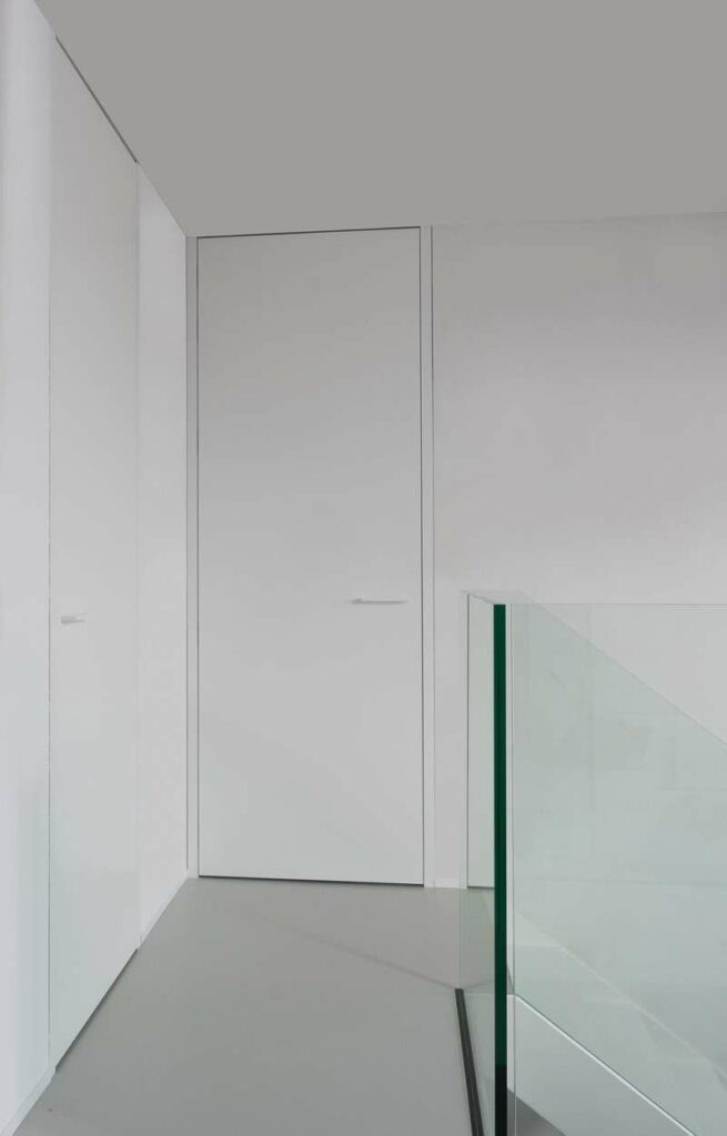 <p>Blokkader</p><ul><li><p>Ligt in zelfde vlak als de muur en steekt dus niet uit =&gt; minimalistische afwerking</p></li><li><p>Tot aan plafond → bovenaan geen kader dus maar 2 verticale latten langs links en rechts</p></li><li><p>Kopstuk op zijstijlen liggend of verstek, blokkader breder/ dunner dan wand, met/ zonder schaduwvoeg</p></li><li><p>Zonder schaduwvoeg → kit nodig</p></li></ul><p>Afmetingen</p><ul><li><p>Breedte: 3 cm</p></li><li><p>Dikte 4.5 cm</p></li><li><p>Aanslag: 1.5 cm</p></li></ul><p></p>