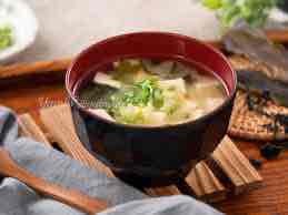 <p>wèi zēng tāng; miso soup </p>