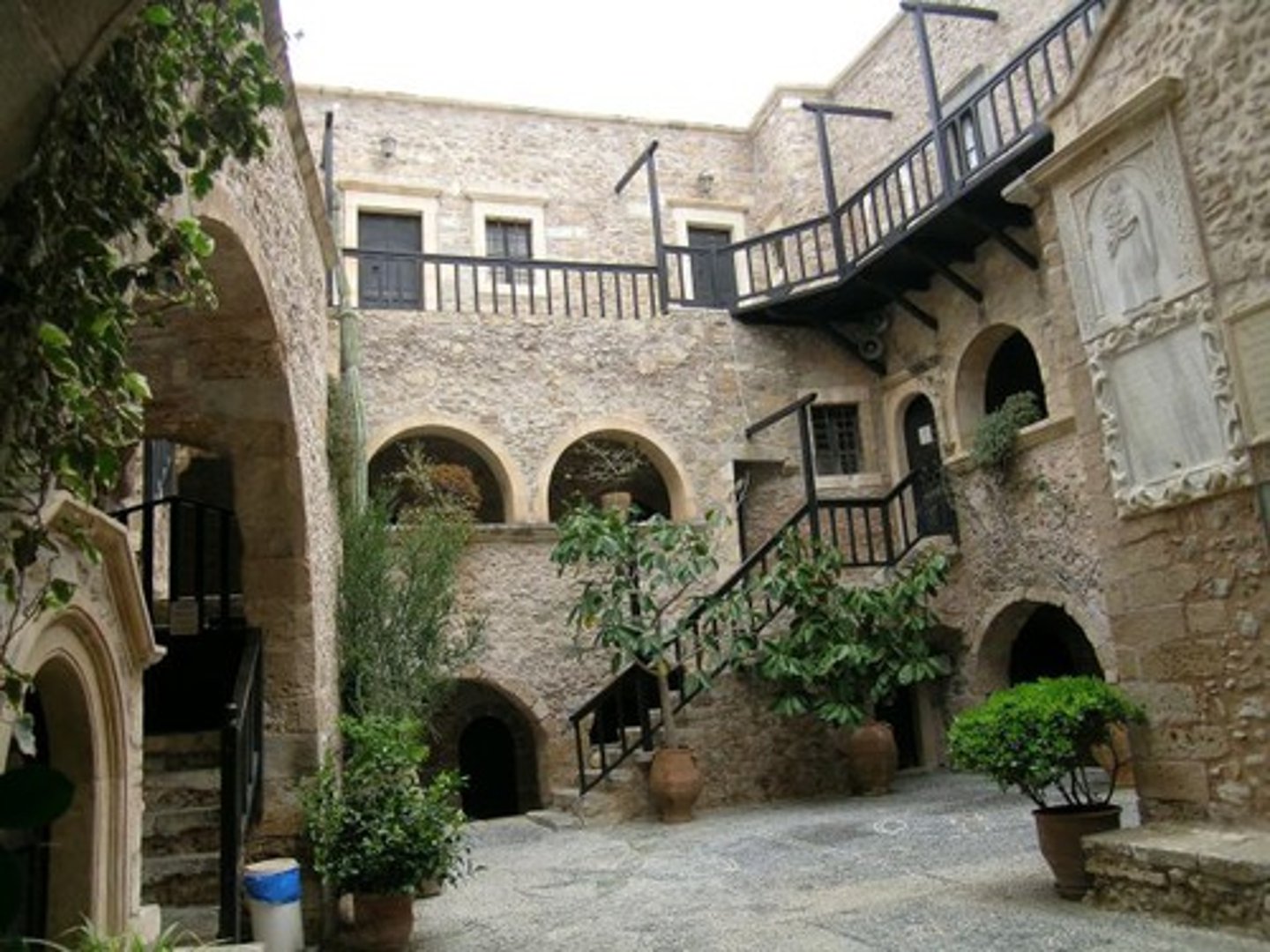 <p>yard or courtyard</p>