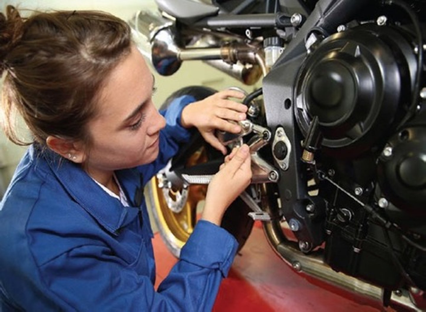 <p>- đào tạo nghề - /vəʊˈkeɪʃənl ˈtreɪnɪŋ/ - The government offers vocational training for young workers.</p>