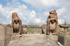 <ul><li><p>hittites</p></li><li><p>habitant since -6000, surpremacy 2eme millenium</p></li><li><p>abandoned during l’age de bronze (-3000)</p></li></ul><p>buildings:</p><ul><li><p>porte des sphinx 2m</p></li><li><p>5 temples dédié aux déesse du soleil</p></li><li><p>good defence with walls and towers</p></li></ul>