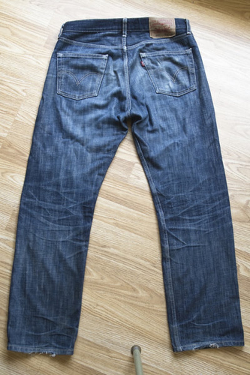 <p>thick, strong, cotton cloth, usually blue, which is used to make clothes</p><p>*a denim jacket</p>