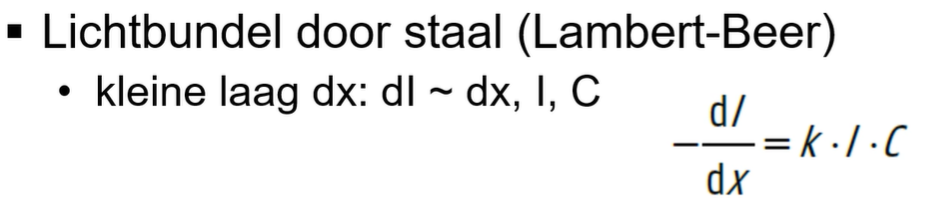 <p>Wet van Lambert-Beer = “Als een lichtstraal op een absorberend medium invalt, wordt een deel van het licht weerkaatst en een deel doorgelaten. De stralingsintensiteit achter het medium is dus lager.”</p><p></p><p>Transmissie = de verhouding van de intensiteit van de uitvallende straling op de intensiteit van de invallende straling = I/I0</p><p></p><p>Absorptie = 1 - T</p><p></p><p>Absorbantie = -log(T) = A = e C b = a C b</p><p>e = extinctiecoefficient</p><p>a = specifieke absorptiecoefficient</p><p></p><p>AFWIJKINGEN</p><p>Chemisch</p><ul><li><p>Analiet kan associëren, dissociëren of reageren</p></li><li><p>Bij hoge concentratie van het analiet kan er onderlinge interactie plaatsvinden</p></li><li><p>Bij zeer lage concentraties van het analiet maar hoge concentraties van een achtergrondelektroliet, kan het achtergrondelektroliet een effect hebben op de extinctie van het analiet</p></li></ul><p>Fysisch</p><ul><li><p>De monochromator is fysisch beperkt en laat een dlambda door, je werkt dus met polychromatische straling → afwijking van extinctiecoefficient</p></li><li><p>Strooilicht die de detector bereikt zonder door het staal geweest te zijn → verhouding I0/I wijkt af A = log((I0 + Is)/(I + Is))</p></li><li><p>Ruis</p></li></ul>