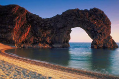 <p>Durdle Door</p><ul><li><p>example of an arch formed on a concordant coastline</p></li><li><p>after the band of limestone was eroded the bands of softer rock behind this eroded quickly, the remaining limestone was a headland. Wave action opened up a crack in the side of headland which developed into an arch</p></li></ul>