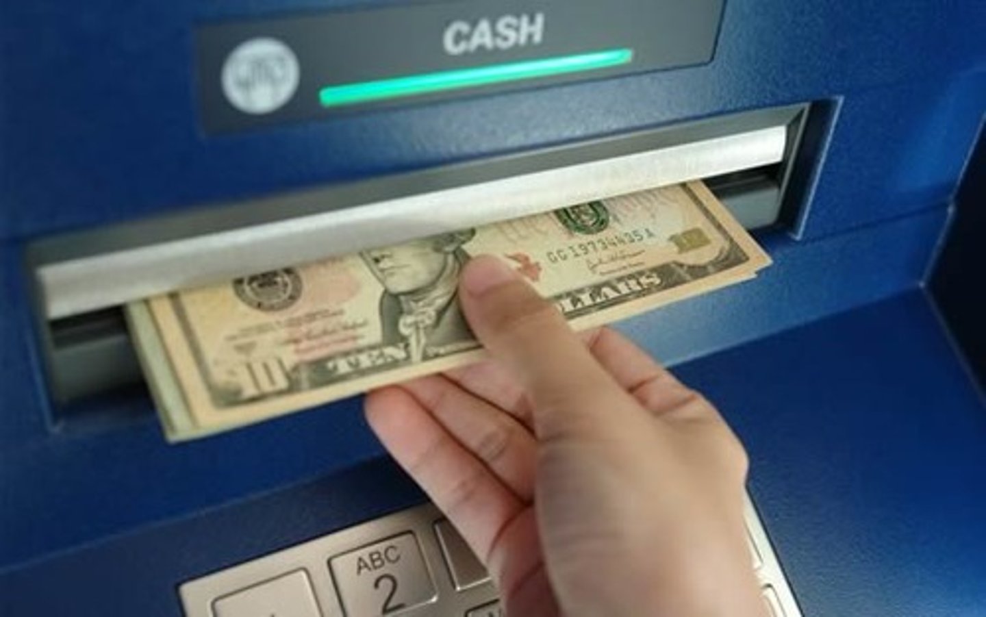 <p>to withdraw money (from a bank)</p>