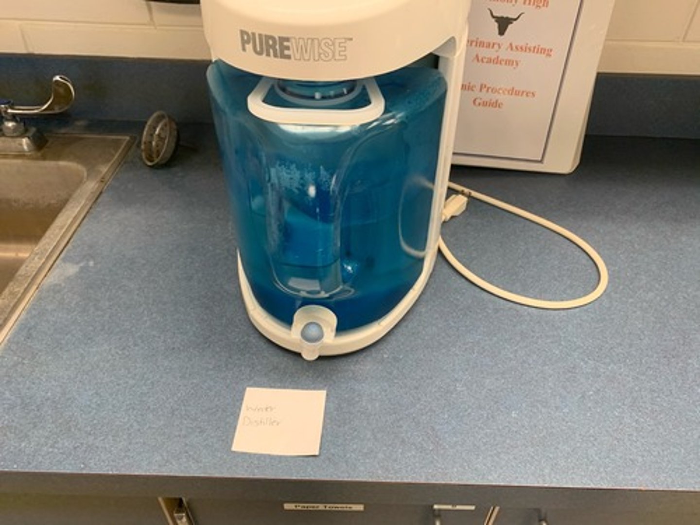 <p>device that purifies water by the process of distillation.</p>