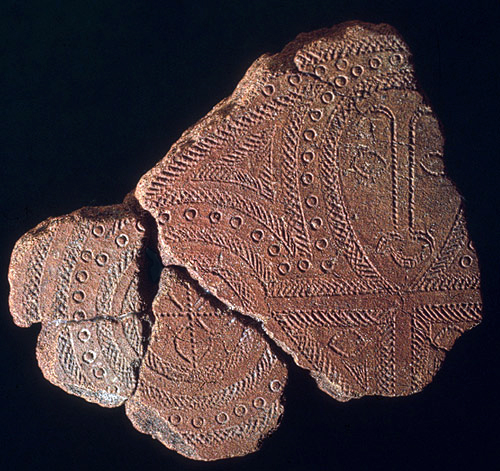 <p>Terra cotta fragment</p><ul><li><p>Lapita culture</p></li><li><p>Reef Islands, Solomon Islands</p></li><li><p><span style="color: red">1000 BCE</span></p></li><li><p>terra cotta (incised)</p></li></ul><p></p>