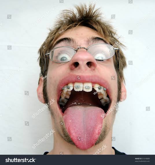 <p>moche</p><p>Ce tableau est moche.</p>