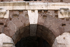 tapered wedge-shaped stone used to construct an arch
