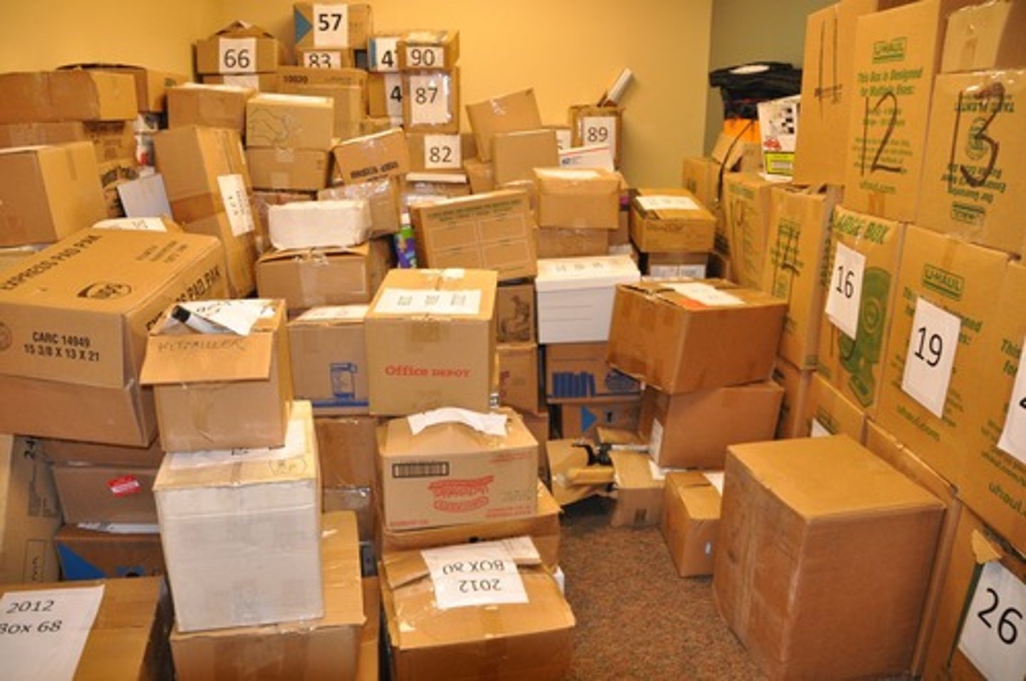 <p>thặng dư, dư thừa</p><p>ex: supermarkets donate surplus food</p>