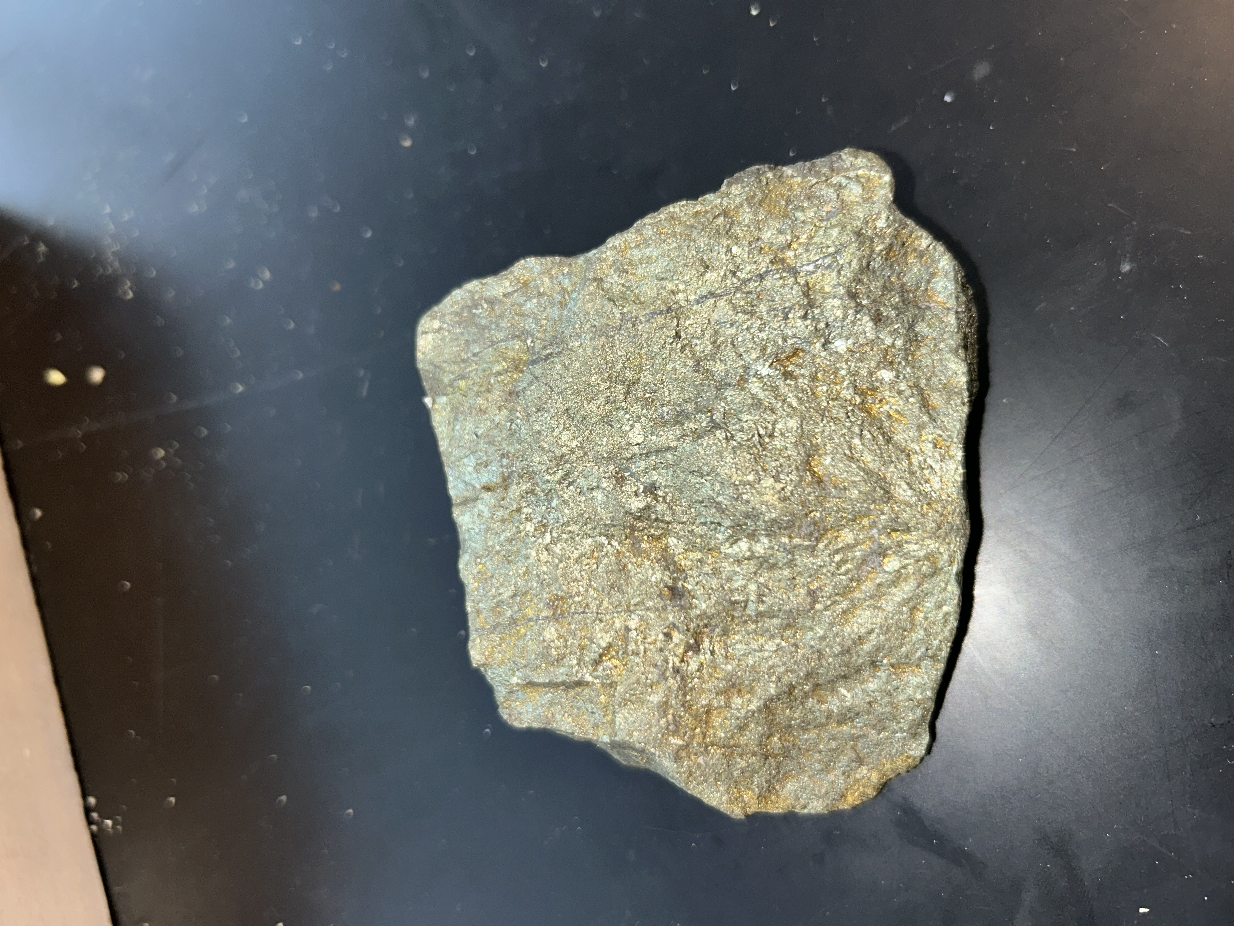 <p><strong><span>Brass yellow, may have iridescent purplish tarnish.</span></strong></p><p><span> greenish streak, softer than pyrite, brittle.</span></p>