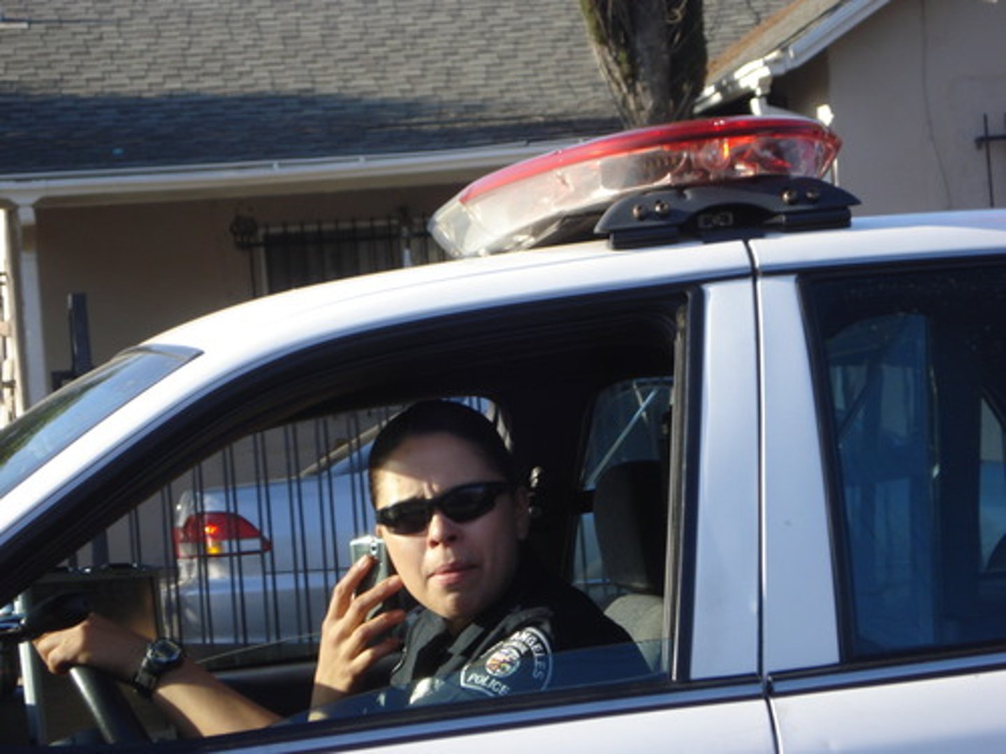 <p>(phrase) phạm pháp.</p><p>Ex: Prison sentences punish offenders because they lose their freedom, and are separated from family and friends.</p>