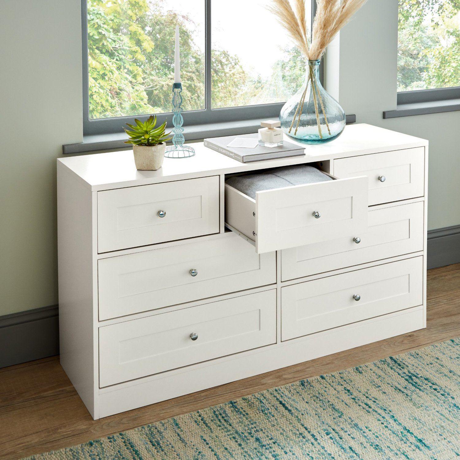 <p>Chest of drawers</p>