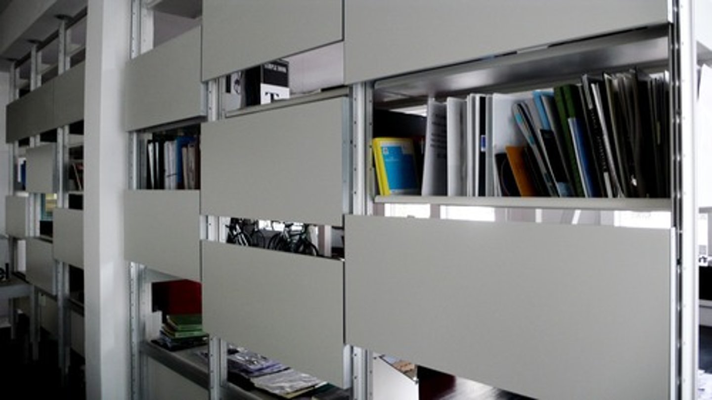 <p>(n) nơi lưu trữ, kho</p><p>eg: The double-sided disk has _____ storage room for up to 500 megabytes of data.</p>