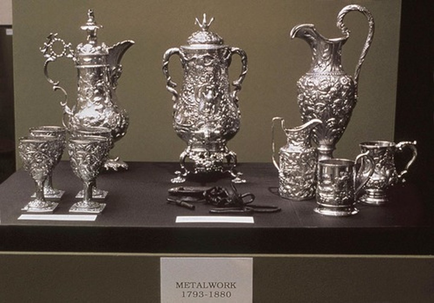 <p>Fred Wilson (Reconsidering History, Subjects of History)</p><ul><li><p><strong>1 Story:</strong> Re-curates museum objects to reveal structural racism.</p></li><li><p><strong>2 Changes:</strong> Central example of institutional critique in the 1990s.</p></li><li><p><strong>3 Context:</strong> Multiculturalism debates and revisionist history movements.</p></li><li><p><strong>4 New Approaches:</strong> Curatorial practice becomes artistic medium.</p></li></ul><p></p>