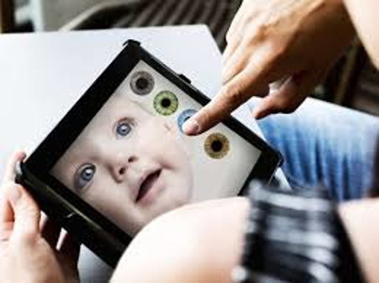 <p>(dziecko na zamówienie) A baby whose genetic characteristics have been selected or altered.</p>