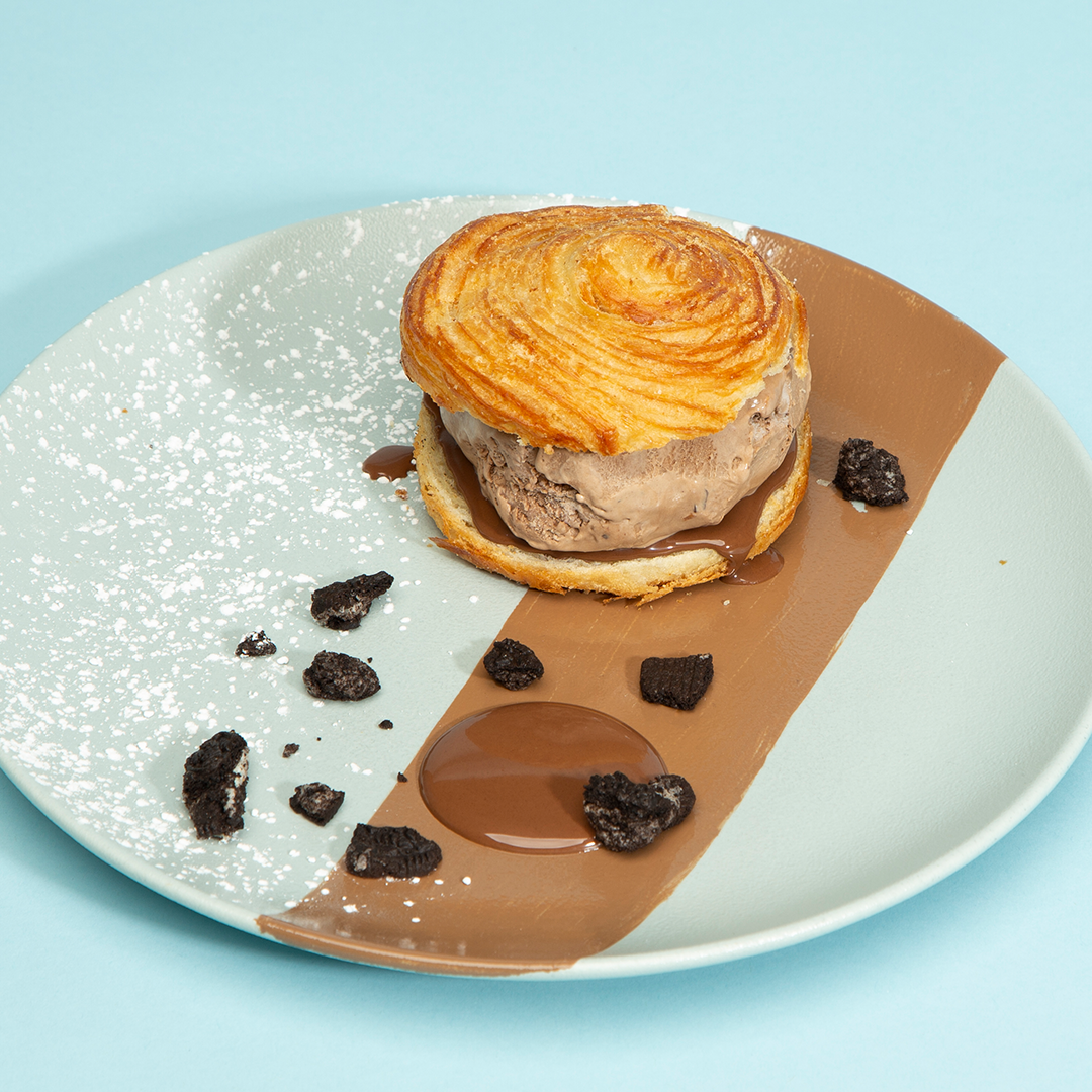 <p></p><ul><li><p>Roché Ice Cream</p></li><li><p class="">Nutella</p></li><li><p class="">Oreo Cookie Garnish</p></li></ul><p></p>
