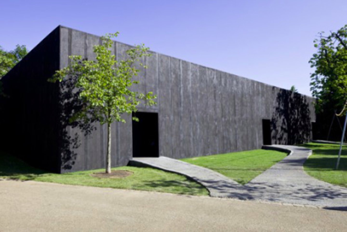 <p>INLEIDING</p><p>- tuin in een park, hoe? architectuur is de grens (grens is ontdubbeld, 2 deuren nodig, 1 om binnen te komen in de grens en 1 om richting tuin te gaan)</p><p>- zwart gebouw = niet uitnodigend (wel geen deur aanwezig)</p>