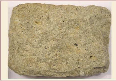 <p>… vznikla částečným zpevněním vrstev obsahujících  80% písku (částic do velikosti 2 mm). (USAZENÉ) …střídající se vrstvy, často větší mocnosti (lavicovitá až deskovitá textura) …jednotlivá zrnka tvořena dominantně křemenem, vzájemně spojeným tmelem (křemenným, karbonátovým, železitým, …). … stavební a dekorační kámen.</p>