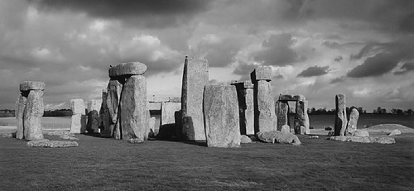 <p>Stonehenge, built around 2100 bce, is the most well-known megalithic structure featuring concentric rings of sarsen stones and bluestones.</p>