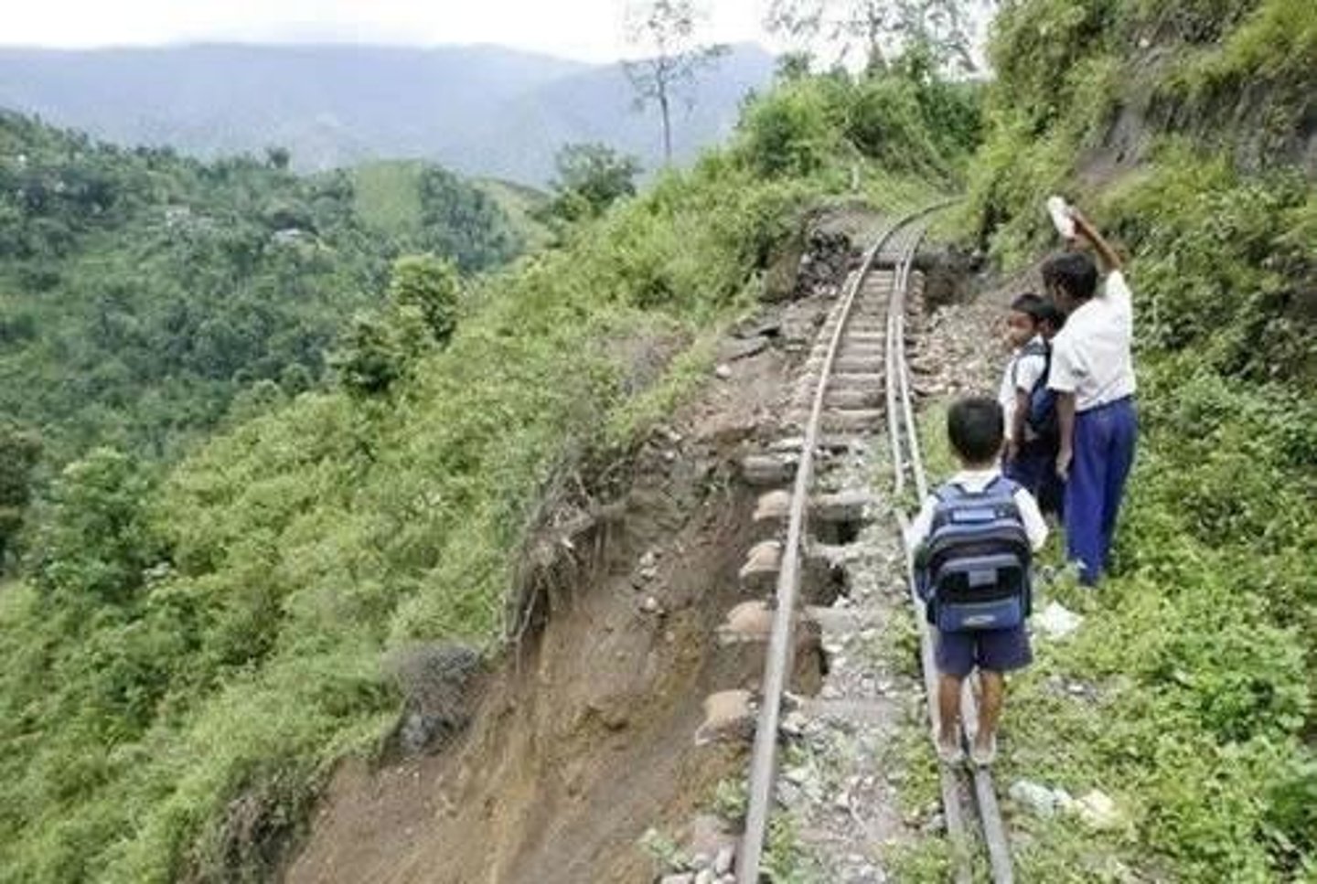 <p>(adj) không an toàn</p>