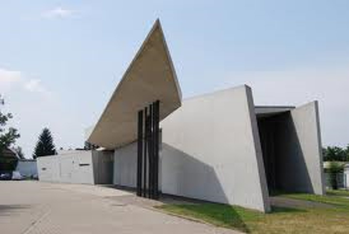 <p>who built the Contemporary Arts Center in Cincinnati and the vitra fire station (shown here), born in Baghdad, trained as mathematician, deconstructivist, colorful drawings</p>