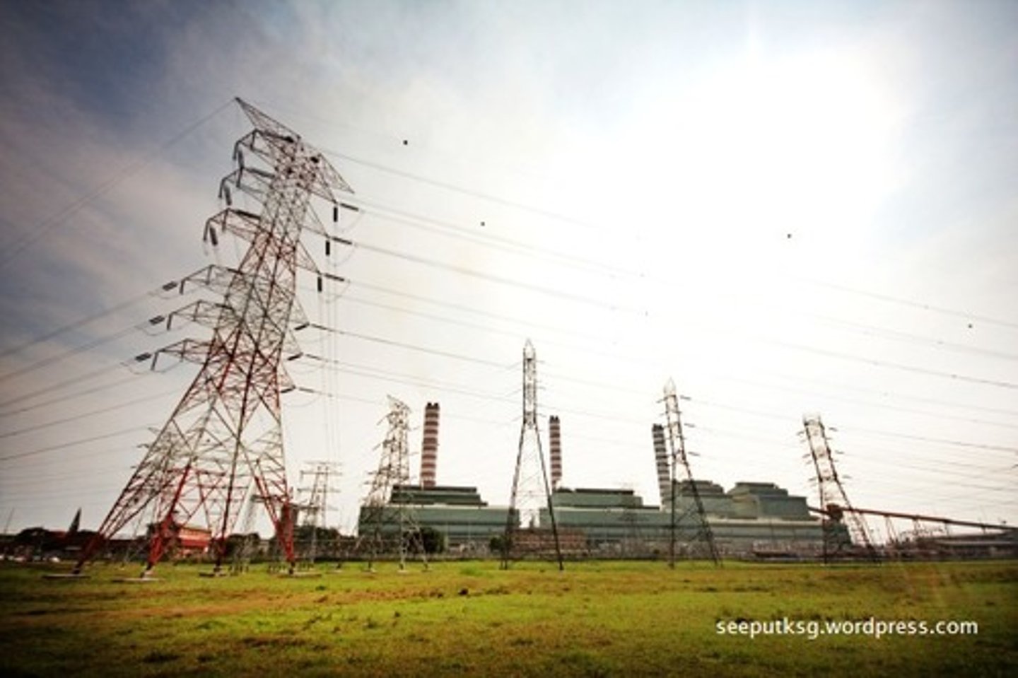 <p>mạng lưới điện quốc gia</p><p>ex: pressure on the country power grid</p>