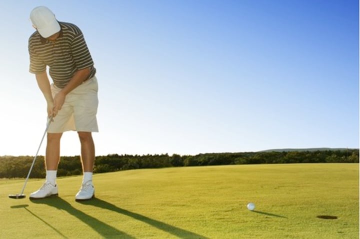 <p>We (m/m) play golf.</p>