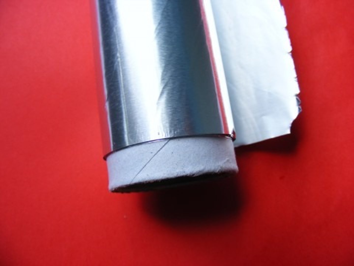 <p>(made) of aluminum</p>