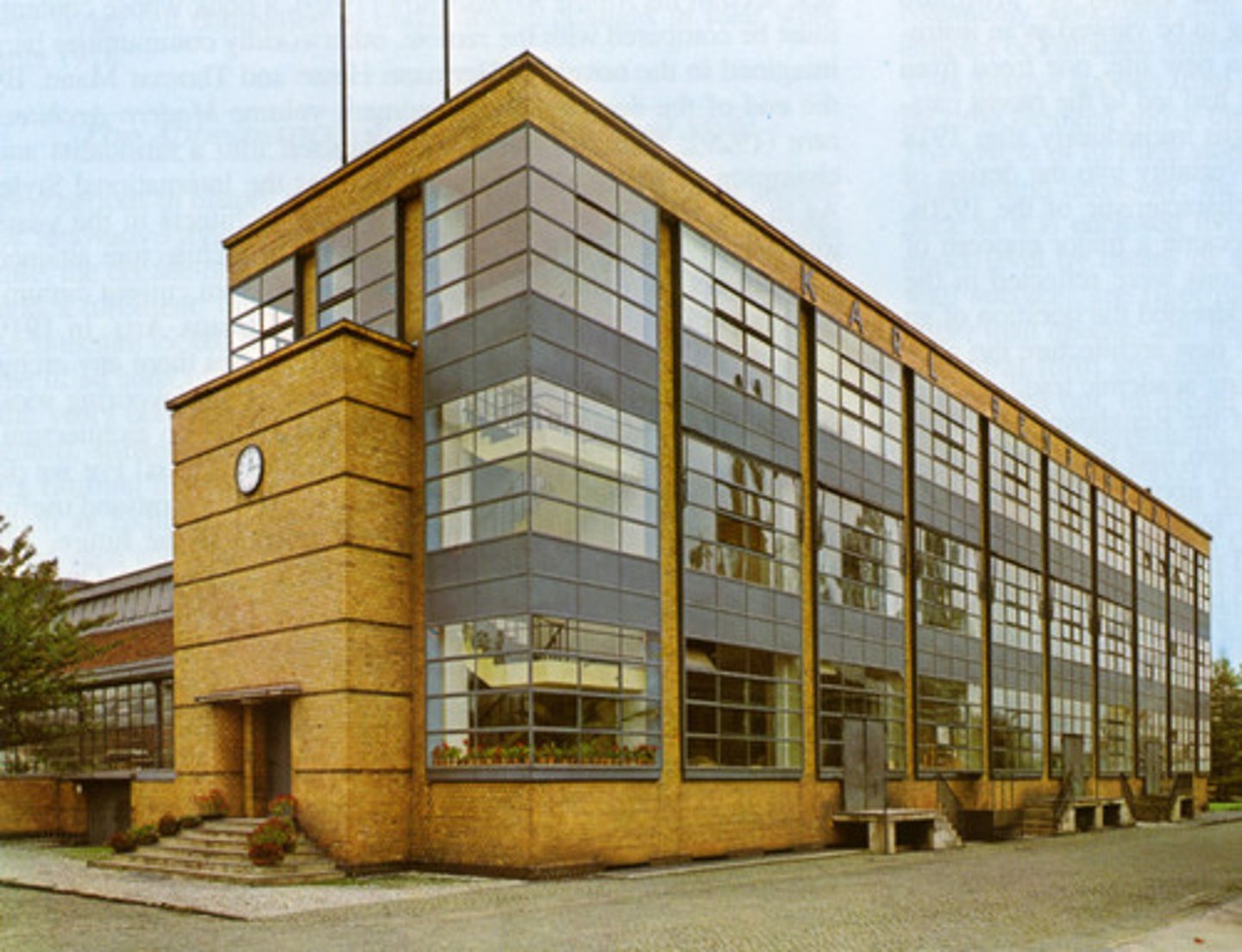 <p>first of the truly modern buildings. A cubic block that had glass curtain walling, extending around corners with no need for additional support.</p>