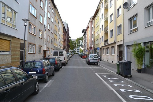 Hier fahren Autos, sie haben Namen, das ist ein Teil der Adresse

Ich wohne in der Wagner-_____, 30.
Die ___ biegt rechts ab.
Auf der ___ darf man nicht spielen.
Die ___ führt zum Strand.