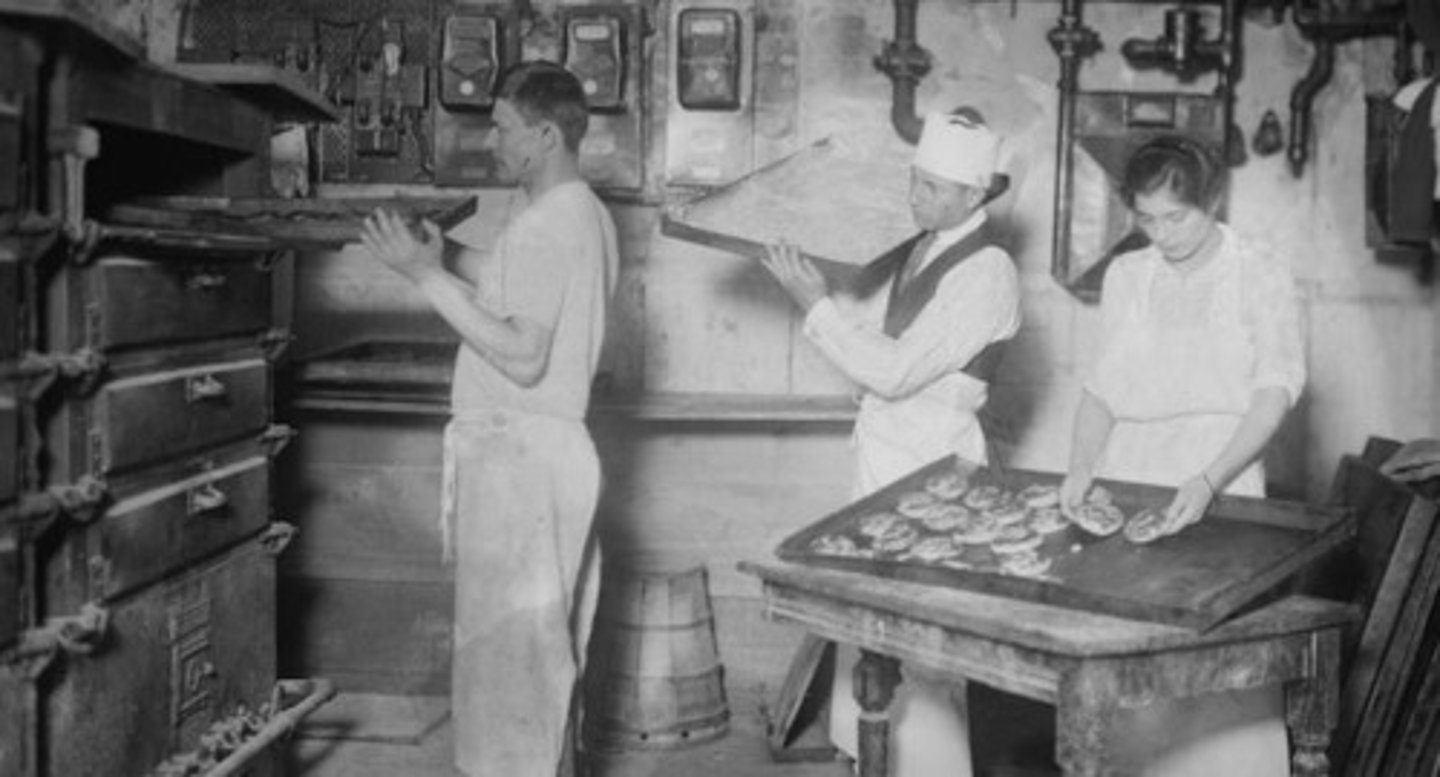 <p>A setback for labor reformers, this Supreme Court decision invalidated a state law establishing a ten-hour day for bakers. It held that the "right to free contract" was implicit in the due process clause of the Fourteenth Amendment.</p>