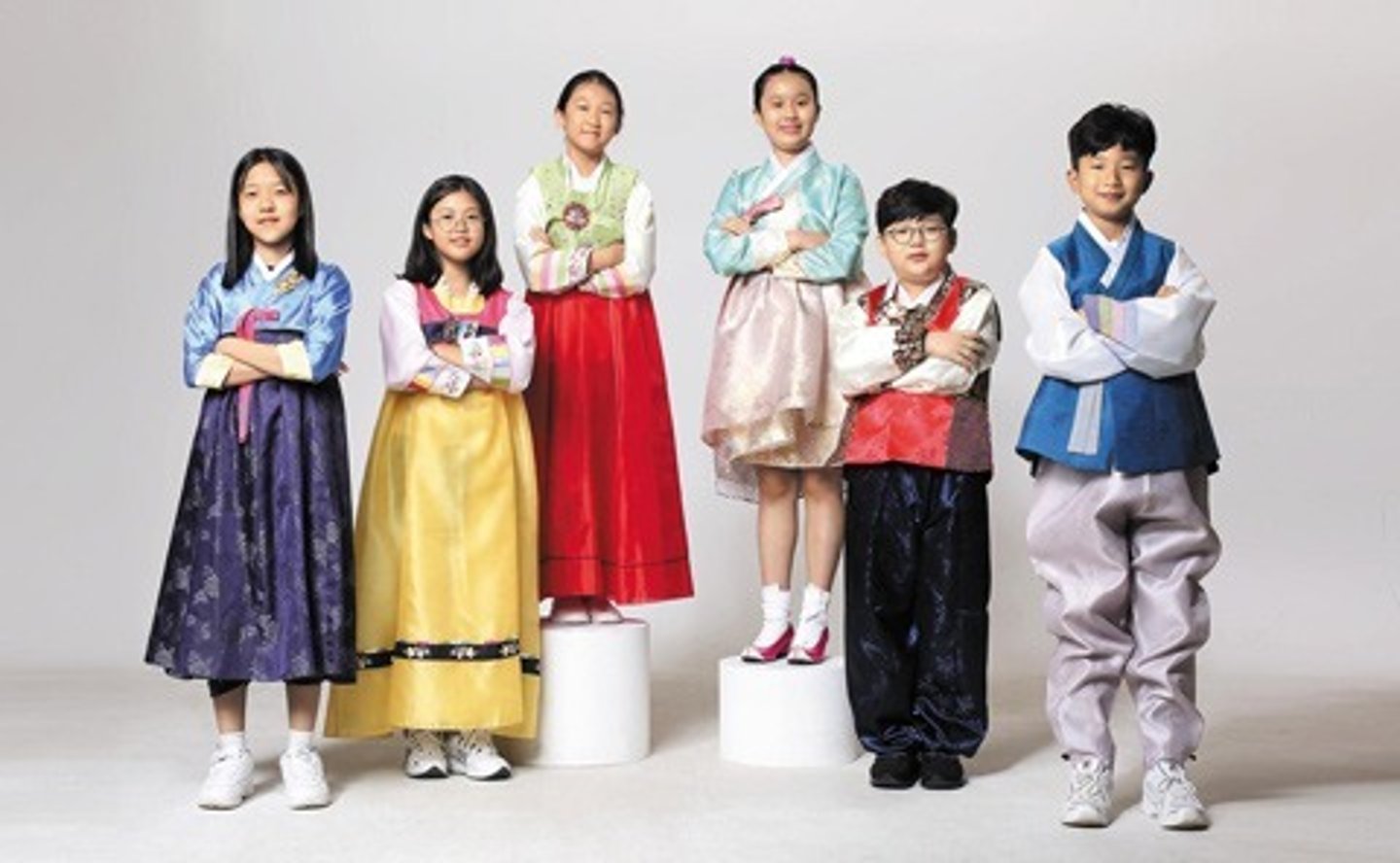 <p>mặc hanbok (Hàn phục)</p>
