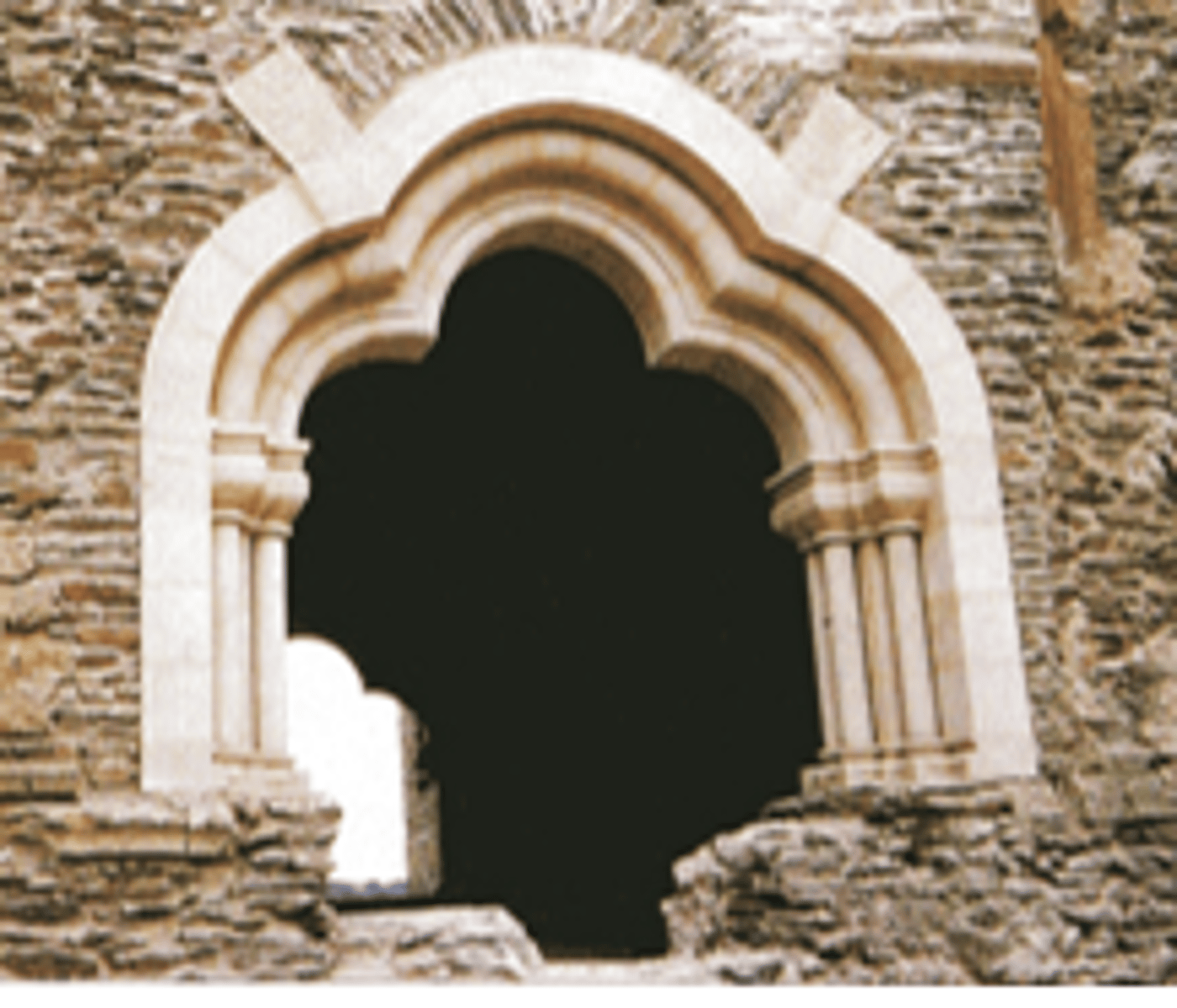 <p>Arc formé de lobes (petits segments concaves, séparés par des redents). ils suivent la courbure générale de l'arc, souvent en plein cintre. De trois ou de six lobes en général.</p>