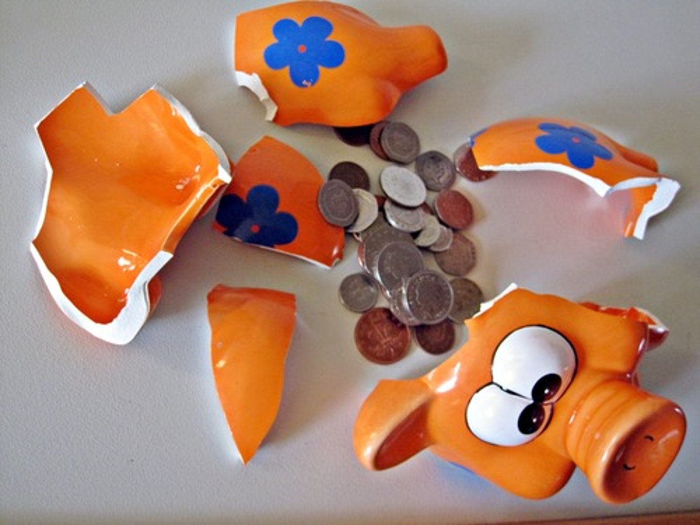 <p>idiom (informal) be very expensive, cost a fortune, be unaffordable, be too pricey &gt;&lt; be affordable, be cheap Tốn rất nhiều tiền (đến mức hết tiền) I'd love to buy that car, but it would break the bank. /breɪk ðə bæŋk/</p>