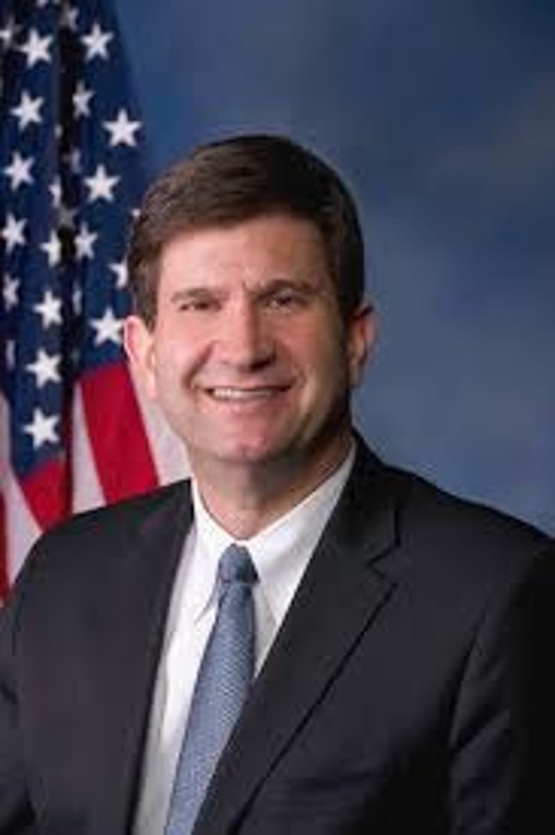 <p>Brad Schneider (IL-10)</p>