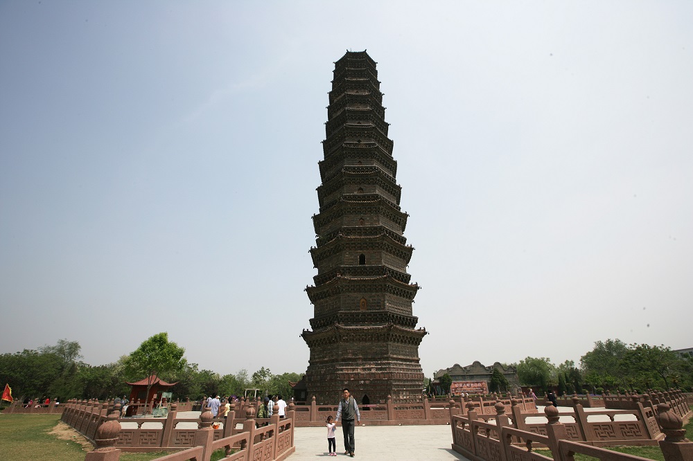 <p>developed by the song dynastic period (960-1279 AD) in china; located in kaifeng</p><p>features 104 working bells, an octagonal structure that utilizes dugong bracketing and glazed tiles, and is a wooden structure</p>