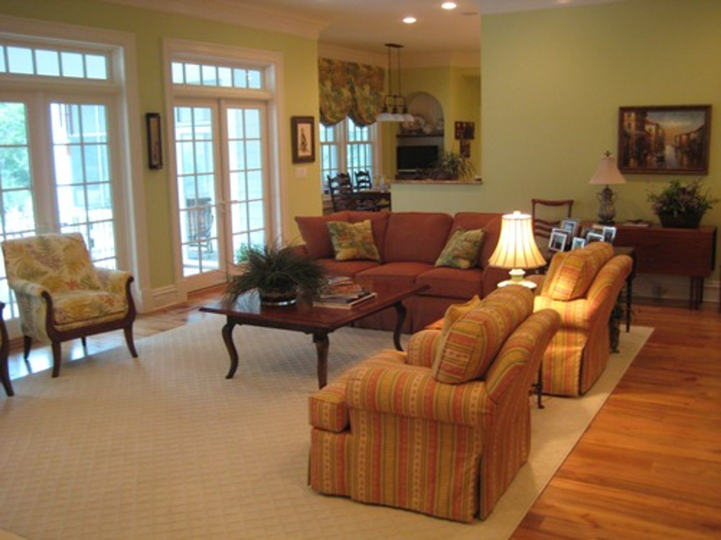 <p>formal living/sitting room</p>