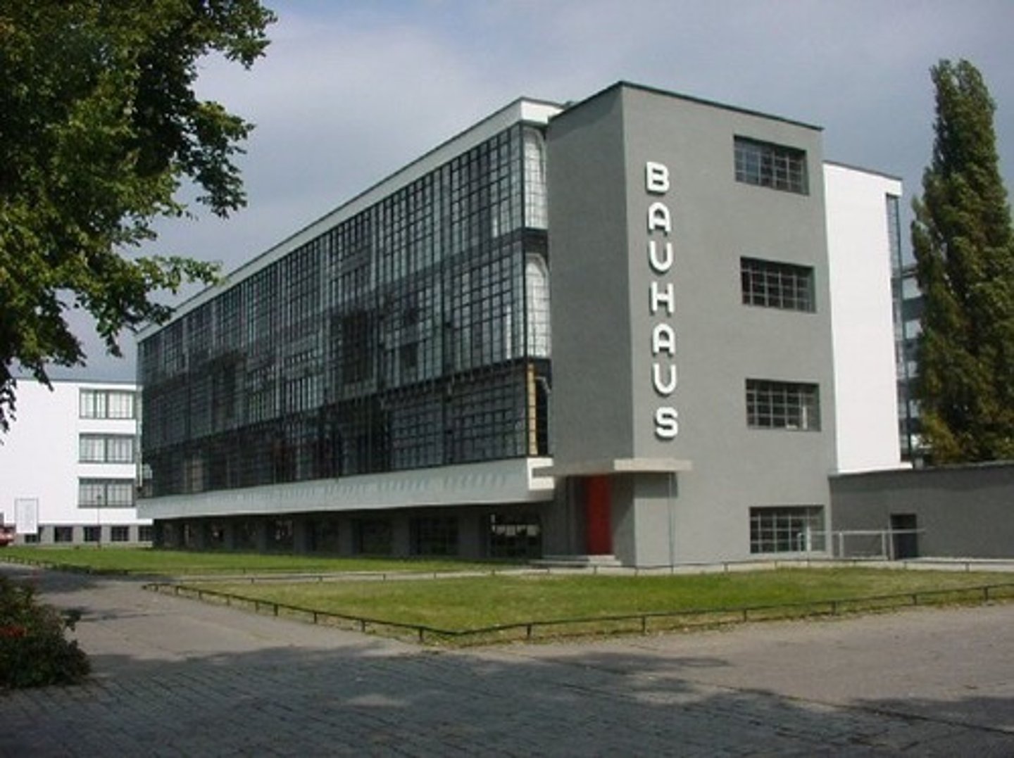 <p>Under Gropius, German, School of architecture that brought together modern architecture - glass and steel</p>