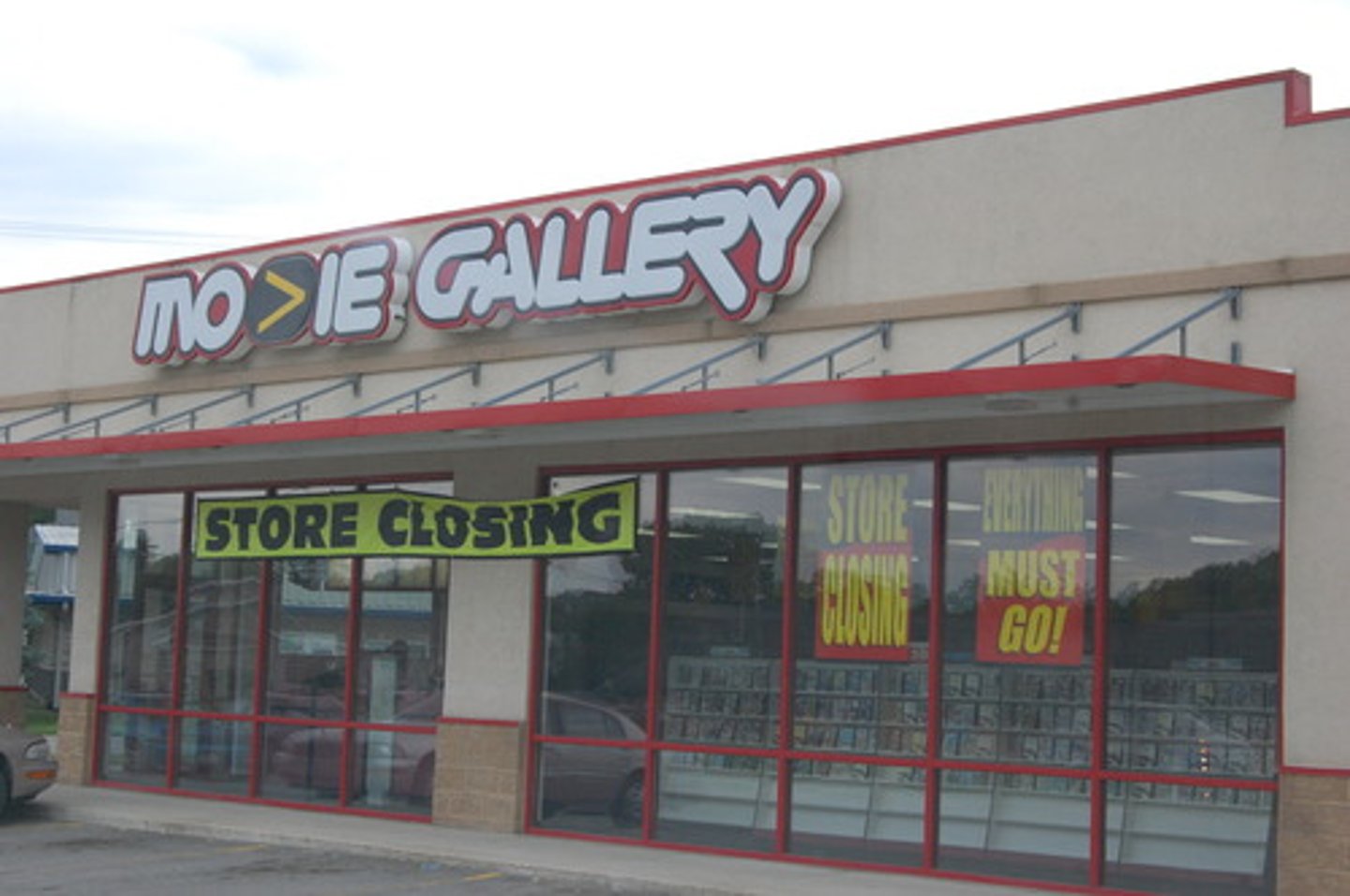 <p>cửa hàng thực tế/cửa hàng truyền thống</p>