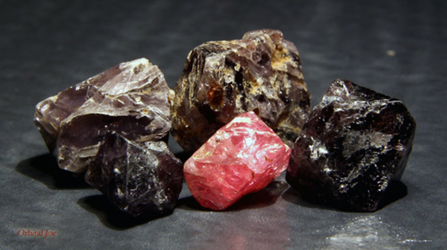 <p>Spinel group.<br>Isometric.<br>Octahedral crystals, massive and irregular grains.<br>H = 8<br>SG = 3.5-4.1<br>Translucent (can be transparent).<br>Vitreous luster.<br>Color = white, red, lavender, blue, green, brown, black.<br>Streak = white.</p>