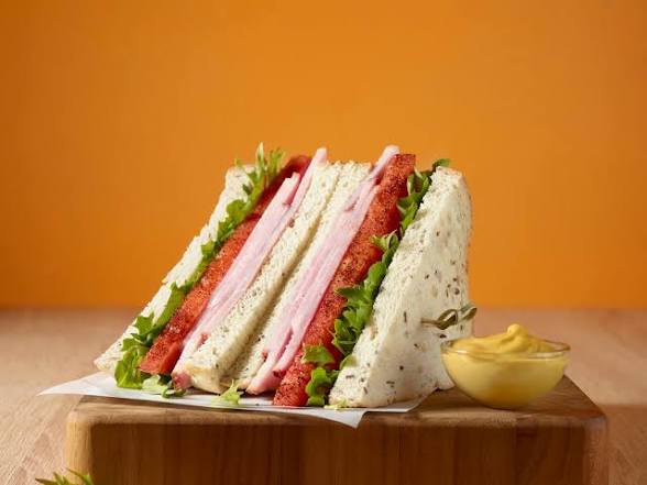 <p>Il prend </p><p><strong>French:</strong><span style="background-color: oklch(0.2167 0.002 197.039993); color: oklch(0.9296 0.007 106.529999);"><span> Il prend un sandwich pour le déjeuner.</span></span><br></p>