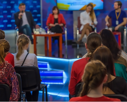 <p>A <strong>chat show</strong> is a programme where one person or a group of people talk about something.</p><p><span>|tʃæt ʃəʊ|</span></p><p>Ток-шоу</p>