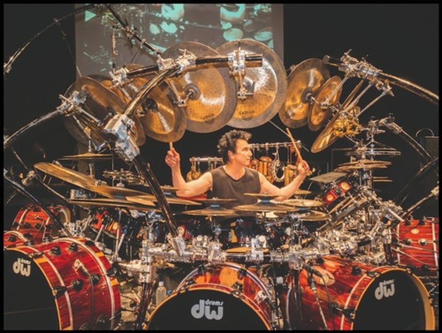 <p>/pəˈkʌʃn/ musical instruments, such as drums, that you play by hitting or shaking them. Nhạc cụ gõ (trống, chiêng,...)</p>