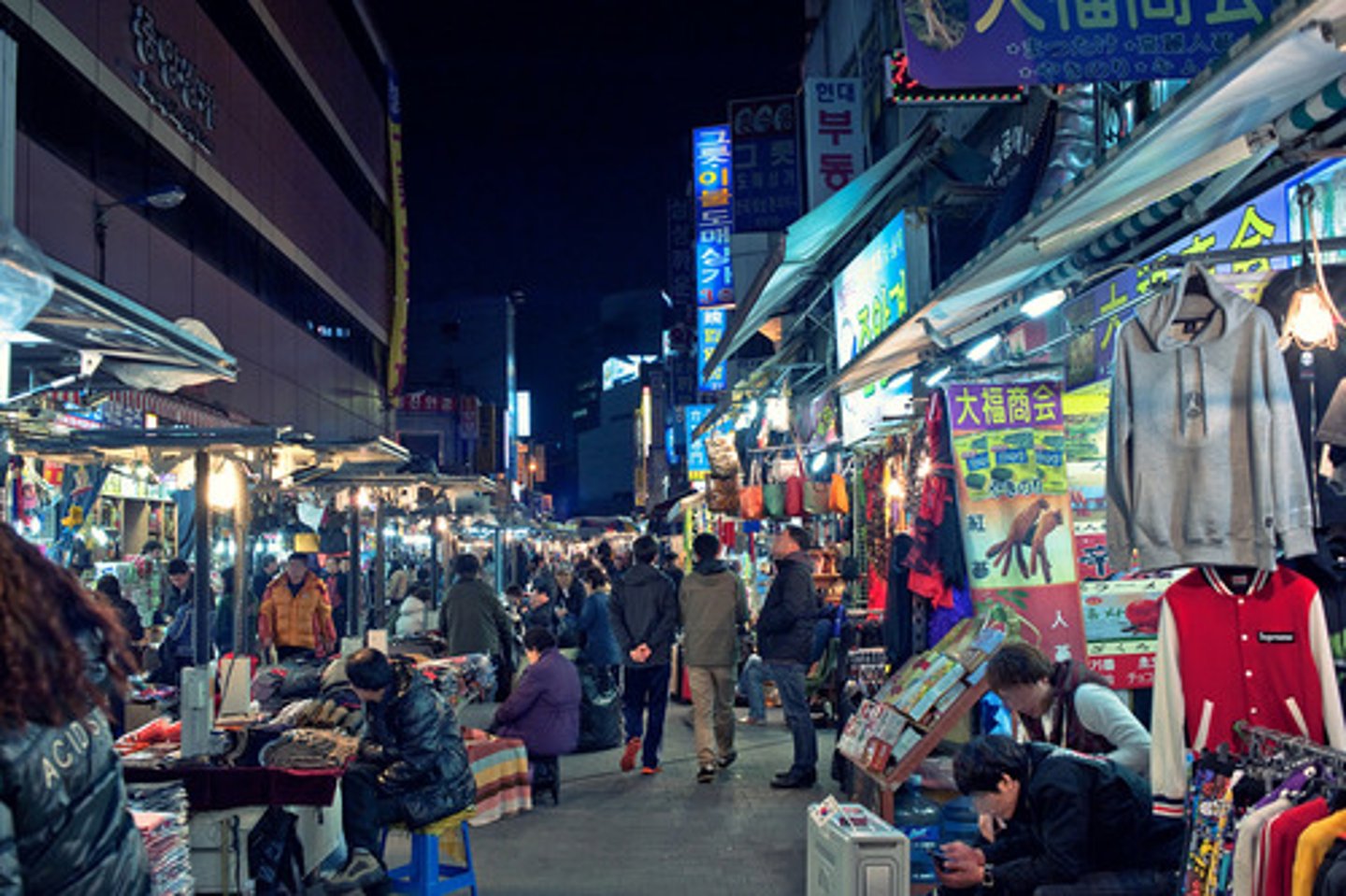 <p>chợ, thị trường</p><p>= thị trường (hán việt)</p>