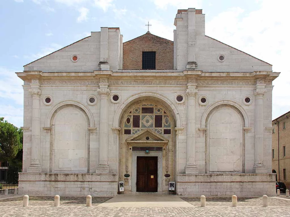 <p><strong>Facciata del Tempio Malatestiano (Rimini)</strong></p>