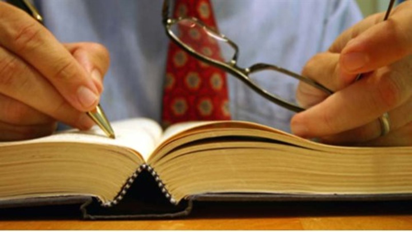 <p>to change a text, law, or document slightly to improve it: sửa đổi</p>