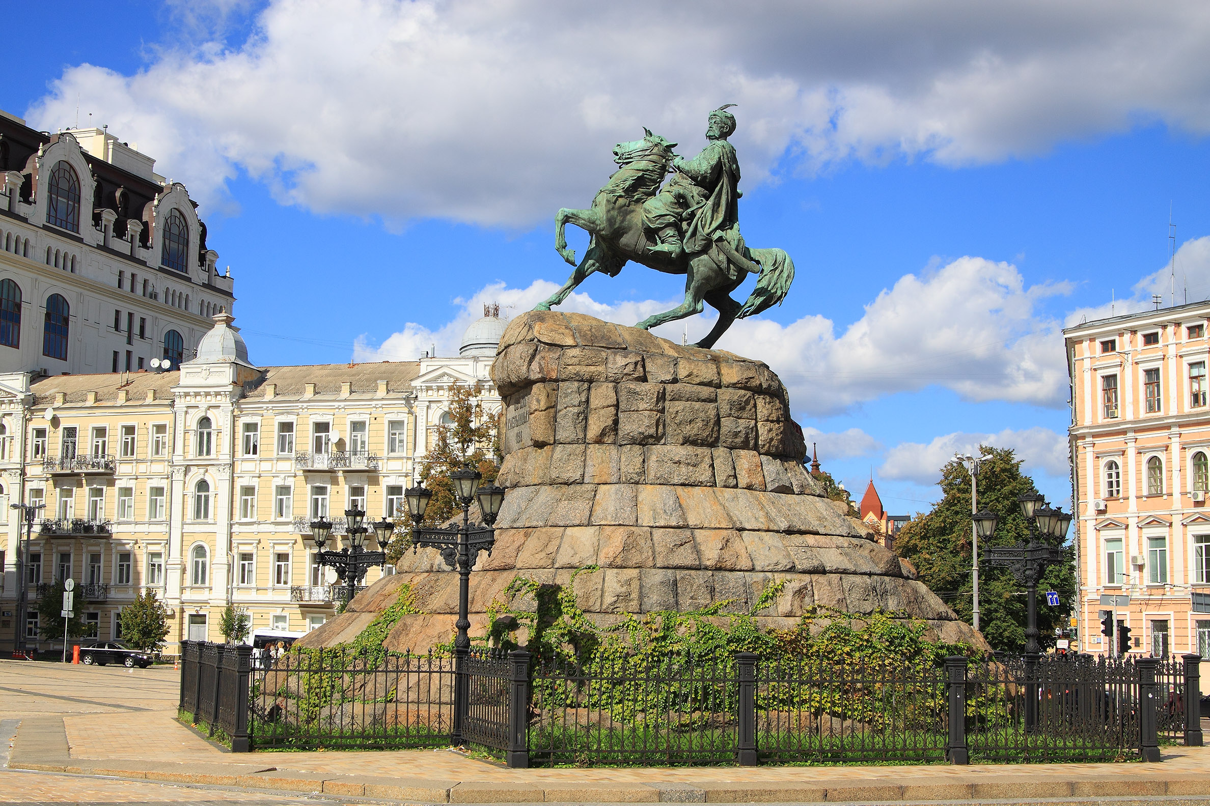<p>Пам'ятник Б.Хмельницькому в Києві, скульптор М.Мекешин, 1888 р.</p>