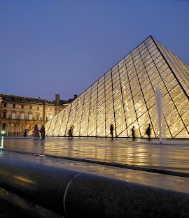 <p>Louvre Museum</p>